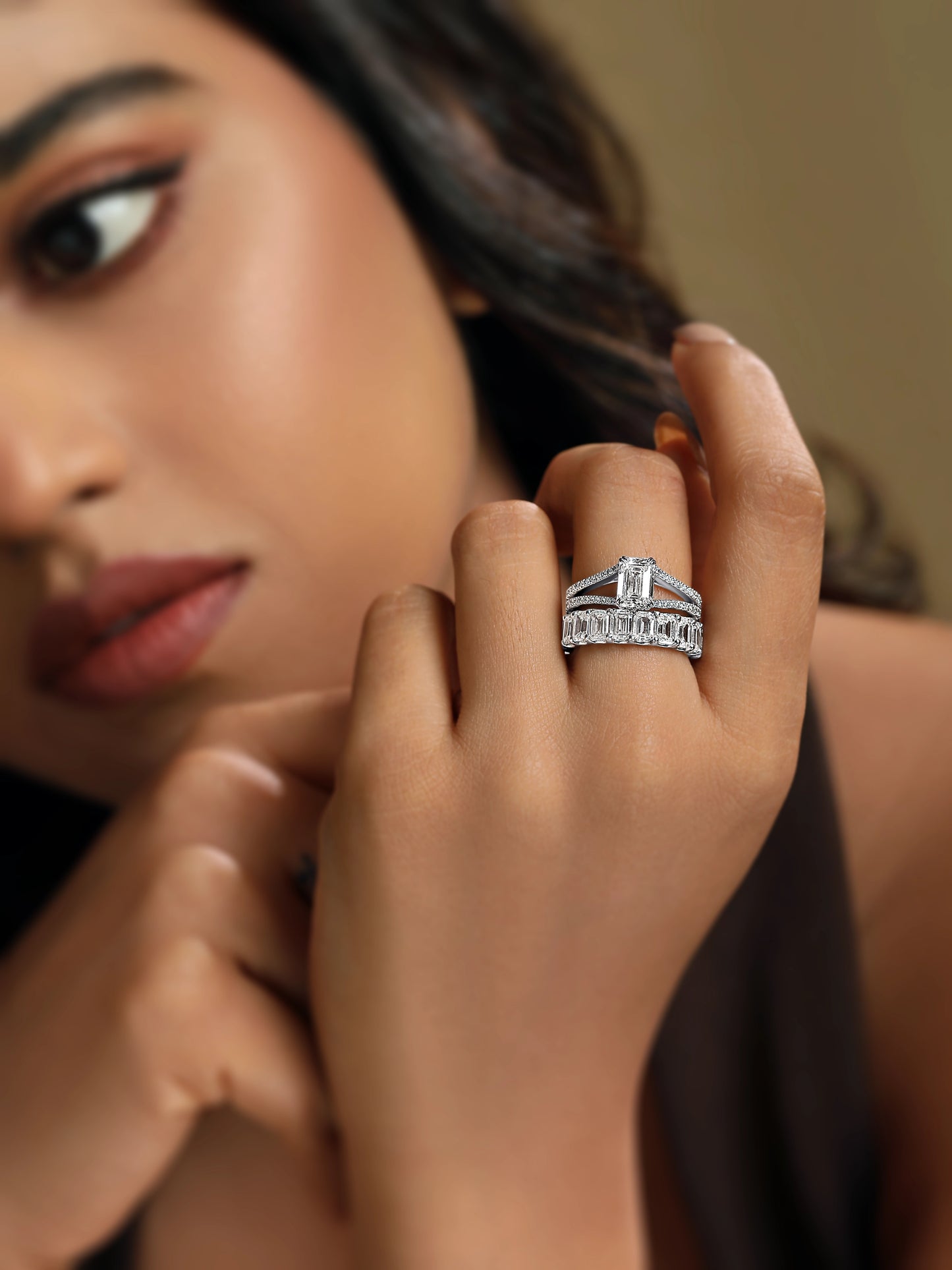 Lustrous Split Emerald Ring